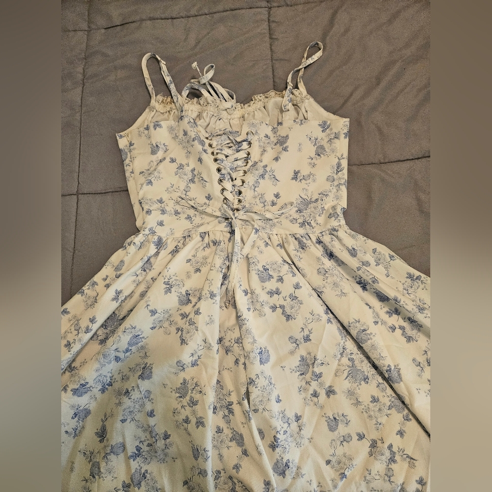 Floral Print Dress with Lace Trim Sz XS. Used Once. Great Condition. - Picture 3 of 3